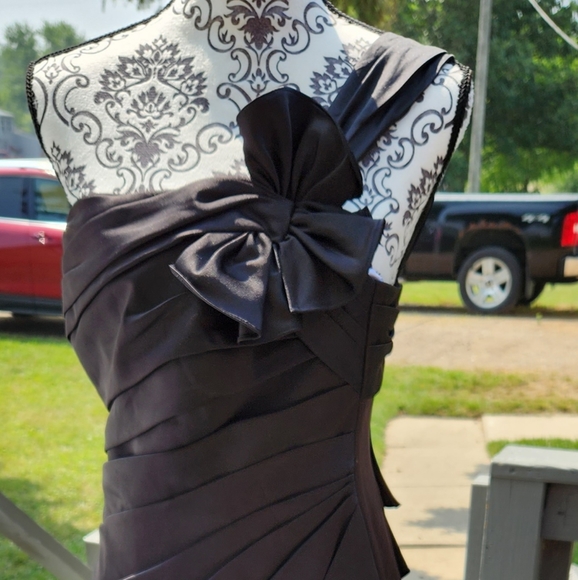 Black evening gown size 8 - Picture 16 of 16